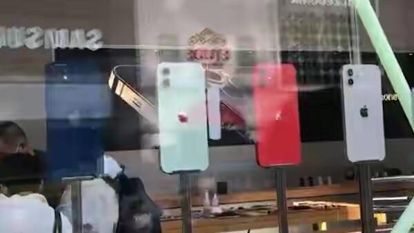 iPhone12真机探店：三小时的新机，音量键已被刮花