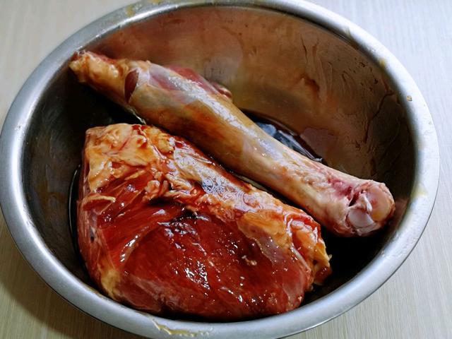 冬日小确幸美食，在家烤羊腿，外焦里嫩口感好，还能滋补身体