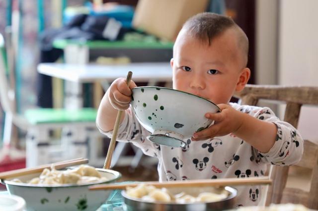 「你的育儿经」孩子吃饭不香？医生说可能和疾病有关，身边这个污染源也得警惕