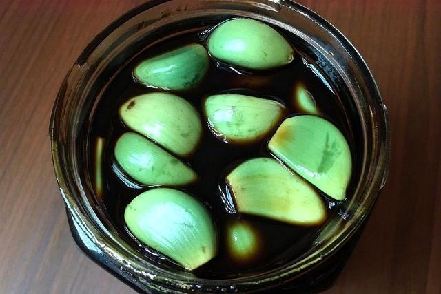 腌腊八蒜，只加醋不对！多做2个步骤，3天变绿，脆爽开胃又解腻