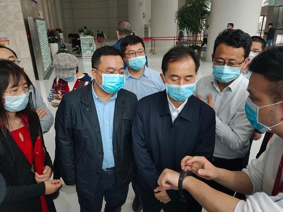 【中国经济网】长虹5G智能测温手环 助力非接触式测温应用