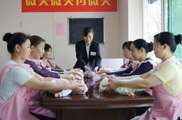 『超级宝妈』儿子开始变得嗜睡,宝妈偷偷跟踪新保姆,看到的画面令她羞愧