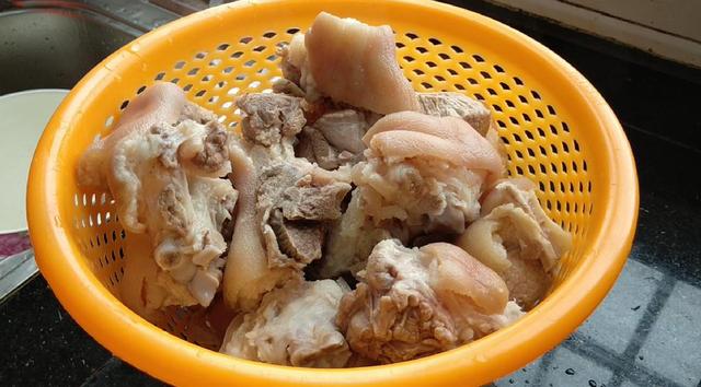 猪蹄这种做法，Q弹软烂，孩子老人吃了补钙比钙片强，家常又简单
