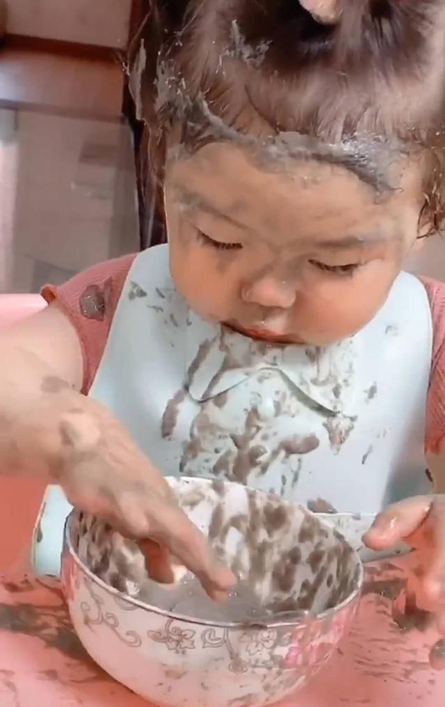 你的育儿经|3岁萌娃臭美，把芝麻糊当面膜，宝妈：上辈子可能是个“粉刷匠”
