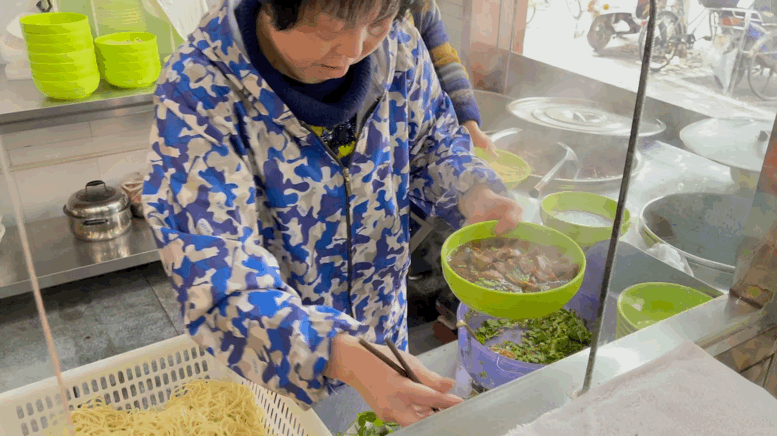 店里|中山北路这家潮州牛肉馆，创造了24年等位神话！真90年代的“杭州初代网红”