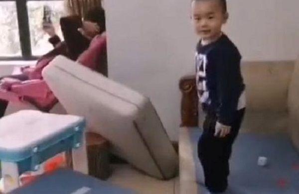 「小树丫」“佛系奶奶”带娃:两个熊孩子顽皮拆家,奶奶躲阳台淡定玩手机