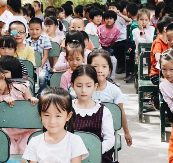 幼儿园“混血女孩”走红，即使眼神迷离，也成为关注“焦点”