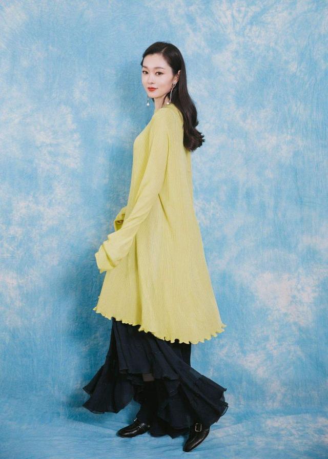 时尚迪科宋轶穿上旗袍美呆了，没想到她这么穿也不逊色