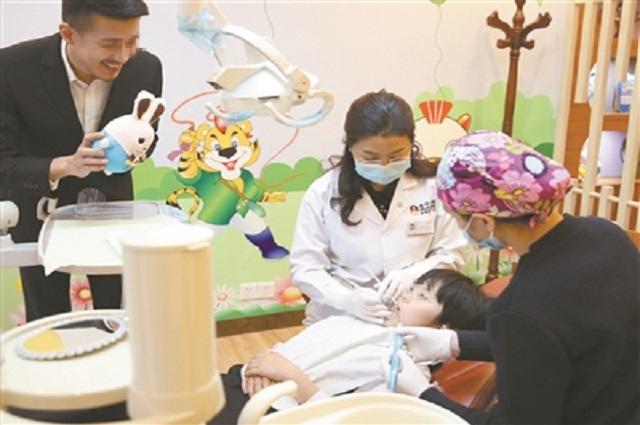 超级宝妈：宝宝亮出“鲨鱼牙”火了，宝妈特意发文求助，网友：得亏断奶了