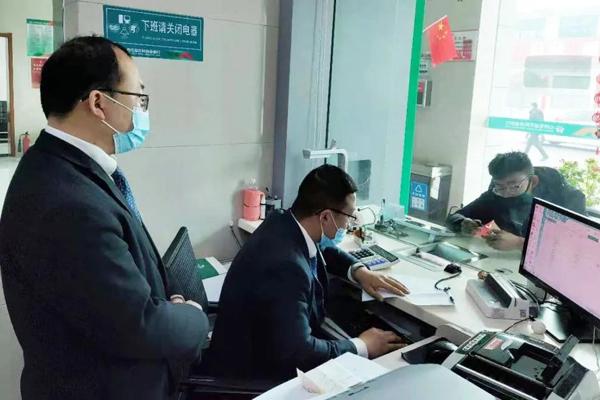 业务|屯留农商行：行长纷纷当柜员 服务客户献良言