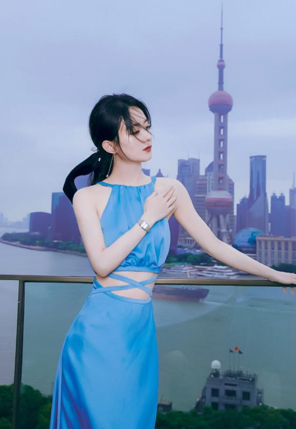 仙女山的月亮|赵丽颖穿高定现身,腹肌小蛮腰让人羡慕,可看到穿的鞋却满是心酸