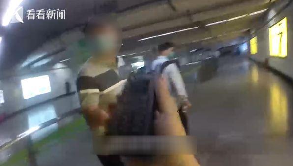 光明网光头暴露身份?轨交民警火眼金睛 在逃男子栽了