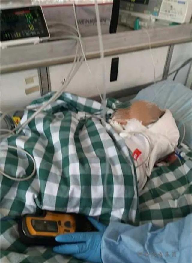 超级宝妈@14月龄宝宝被高空坠物砸成脑死亡！爸爸：砖块是个小男孩从顶楼扔下的