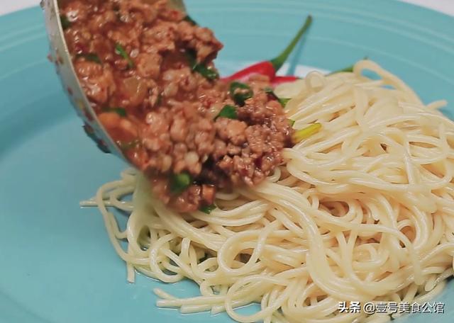 居家分享葱香肉酱面的好吃做法，鲜香味美又营养，解馋的主食