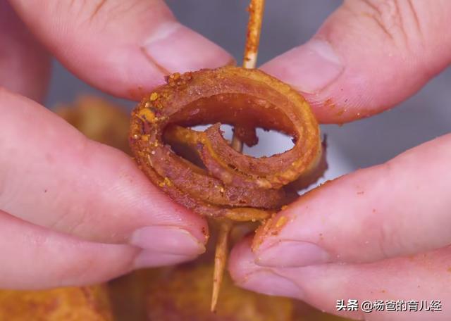 用土豆和火腿肠搭配，做成好吃的牙签串串，鲜香营养，孩子特爱吃