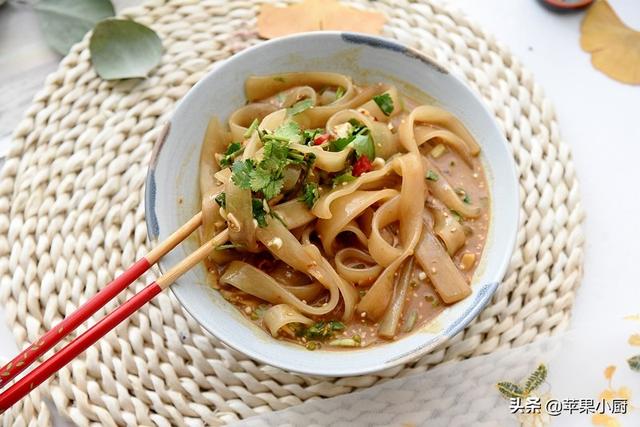 零难度的麻酱宽粉，尝一根满口香，连主食都不用配，一碗管饱