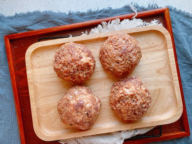 年夜饭必备的四喜丸子，寓意福禄寿喜，家庭做法更简单，肉香四溢