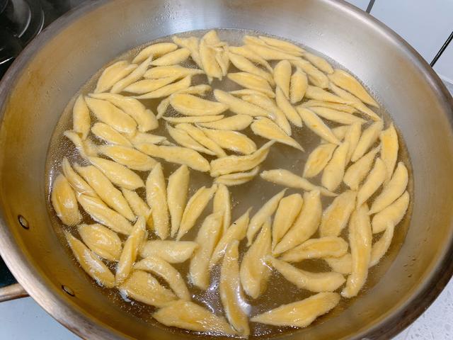 用南瓜做一个最简单的面条，不用擀面，口感爽滑筋道，营养又美味