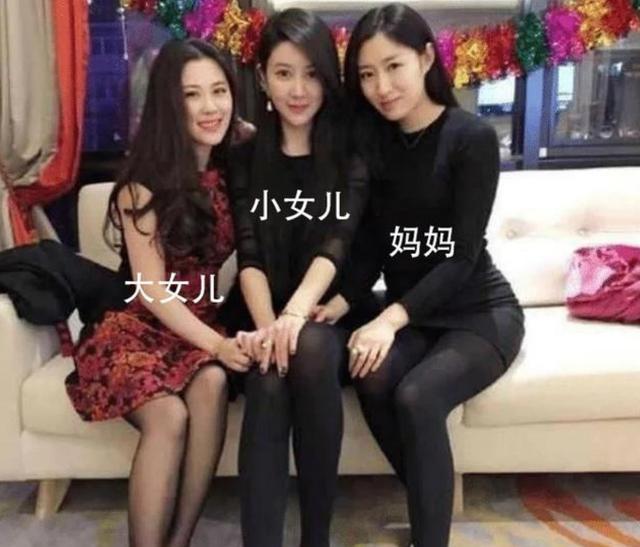 “冻龄妈妈”走红，和女儿同坐一起像姐妹，网友：逆生长让人羡慕