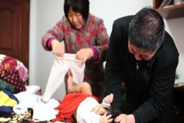[你的育儿经]奶奶带宝宝睡觉从来不哭，宝妈疑惑偷看后崩溃，怒斥：不配当奶奶