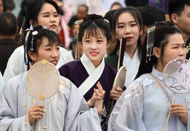 麦芽糖|汉服当校服，要求学生走“格格步”，有人点赞有人抨击，你怎么看