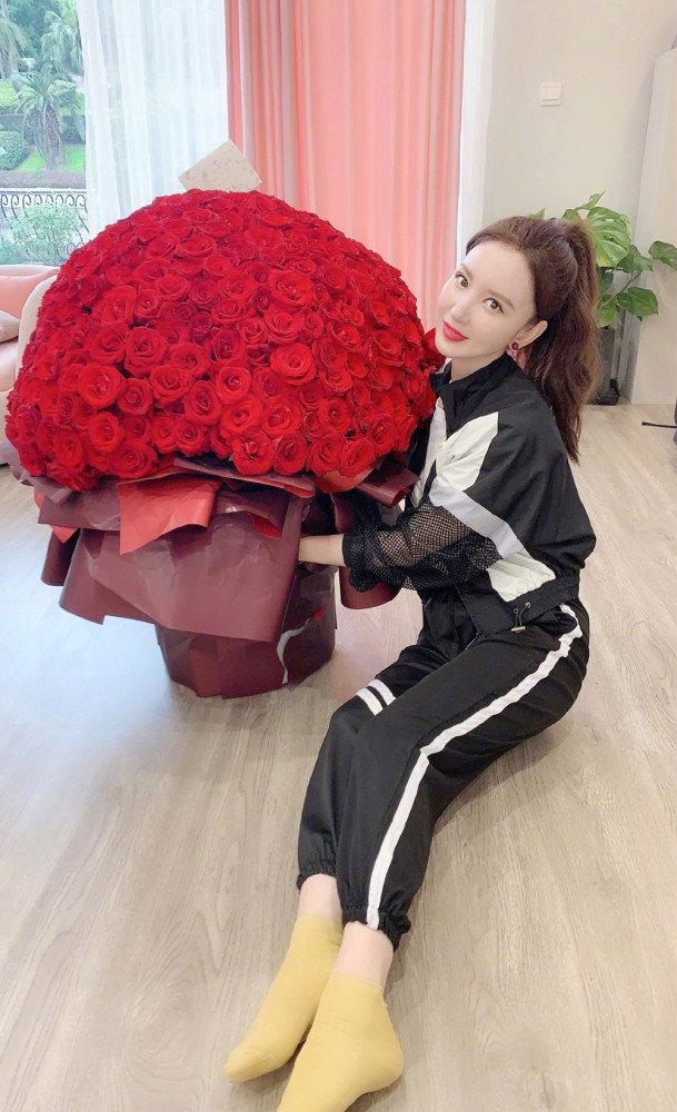 白衬杉格子梦|姐姐们大谈吴昕感情生活，张萌说话直戳人心，不愧是制作人