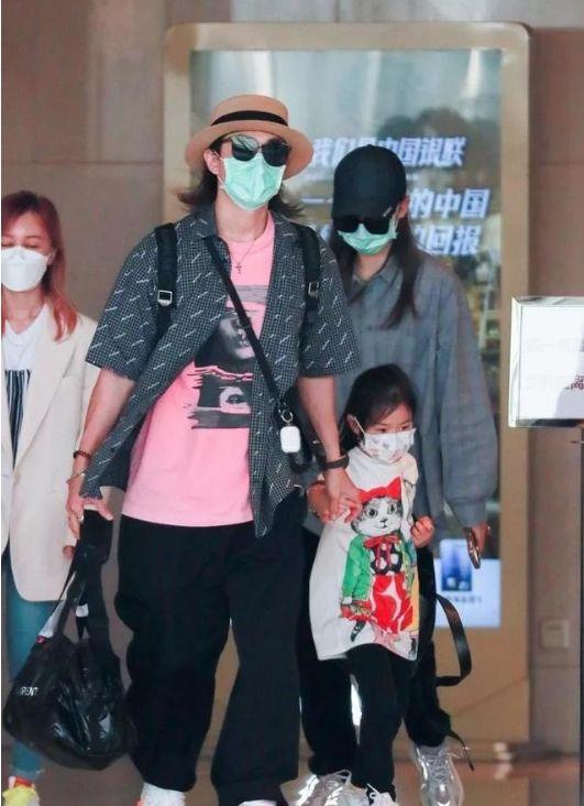 戚薇女儿时尚感爆棚，才5岁挑染红发抢镜，长大后又是个“戚薇”|资讯早知道