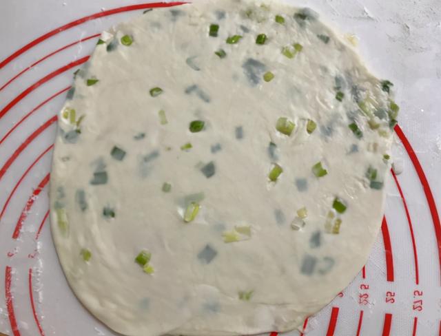 葱花烙饼怎样做才好吃？有人开水烫面有人用发面，教你正确做法