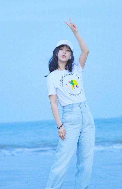 蠢萌小萝莉|杨紫最新海边照传遍全网，“荔枝眼”被万人夸