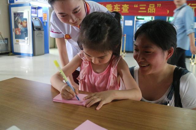 【你的育儿经】5岁女孩准确画出来腿毛：孩子绝不是恶搞，保护天性最重要