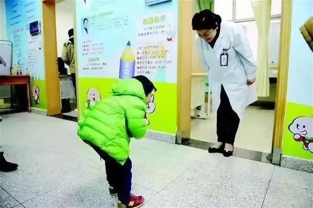 你的育儿经|一张地铁偷拍照，赢得数万网友点赞：孩子的教养，决定人生的高度