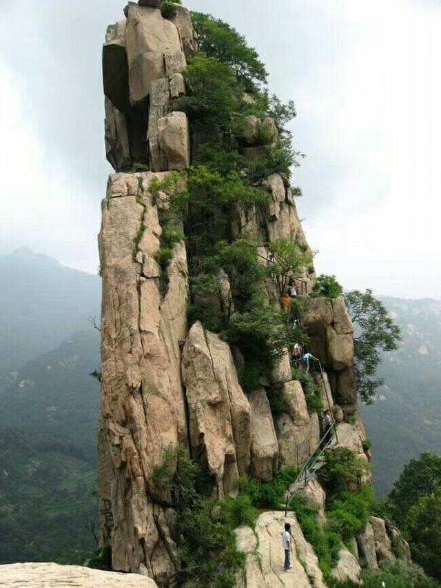 怪石嶙峋奇峰险，尽揽风光凌绝顶