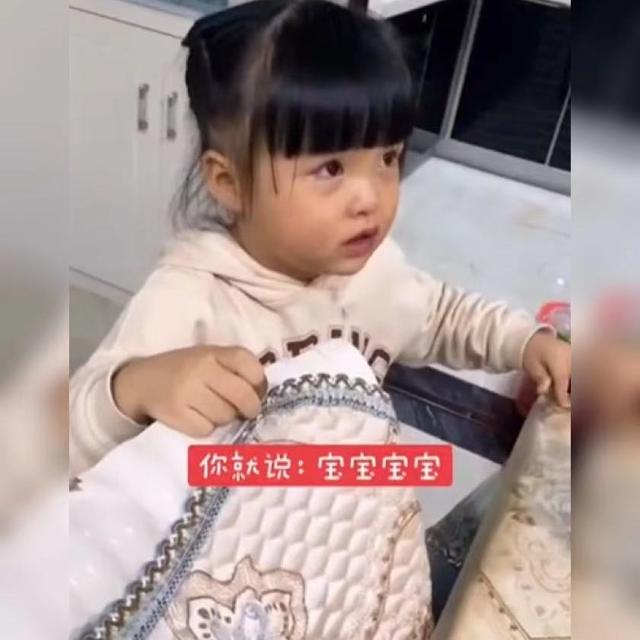 萌娃偷玩妈妈的化妆品被抓，还把妈妈安排得明明白白，也太有爱了