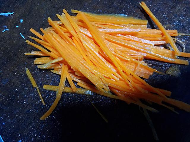 早餐吃蔬菜蛋饼，营养又省时，几分钟搞定，再也不担心吃不上早餐