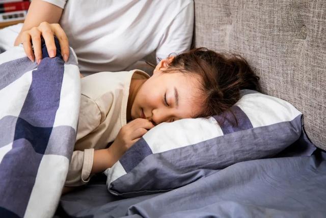 开心的笨小孩@各年龄段睡眠时间表，你家孩子睡够了吗？