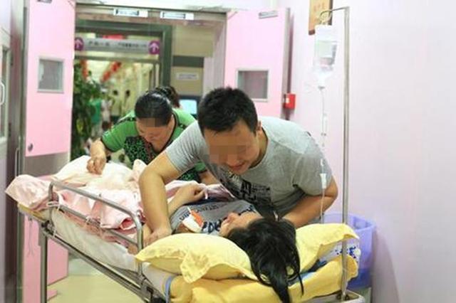「超级宝妈」产妇“开十指”有点慢，丈夫的举动令人动容，网友：没嫁错