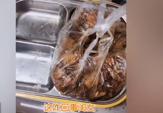 怕妈妈没做饭，一年级女娃“打包”学校剩菜带回家，老师反应亮了