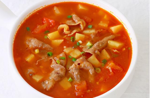 冬天，来一碗热腾腾的番茄土豆肥牛汤，暖身开胃，连汤汁都不剩