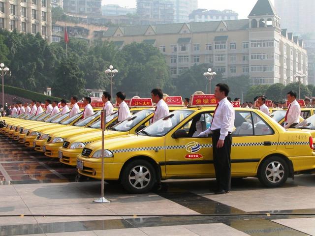 为啥说再好的车，也追不上出租车？老司机：我根本不需要踩离合