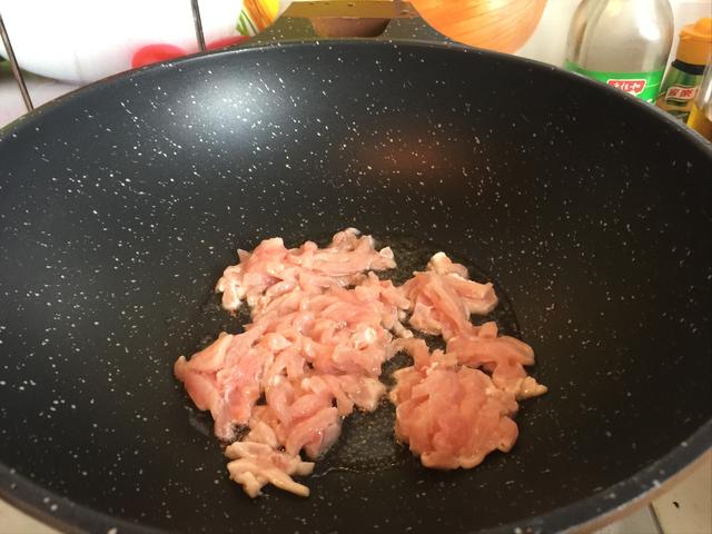 炒肉丝时，又老又柴还粘锅？记住这3个步骤，滑嫩爽口多吃两碗饭