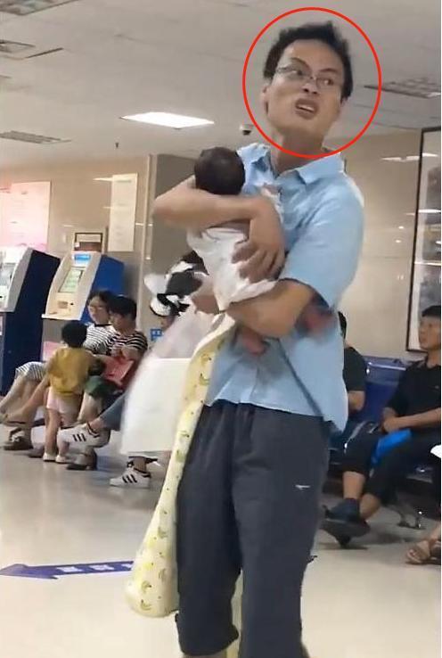 超级宝妈|“人贩子爸爸”火了，医院内抱娃脸色凝重，路人：差点报警