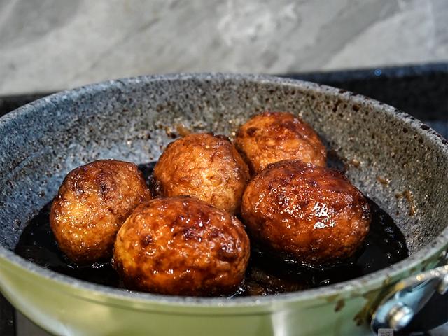 可乐可以烧鸡翅，也可以煮鸡蛋，这样做比茶叶蛋更香，更馋人