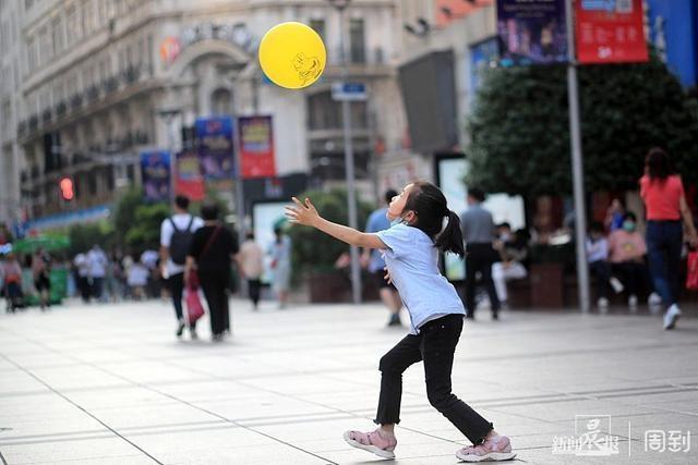 超级宝妈|逛街购物，“全家行动”过“六一”| 晨镜头