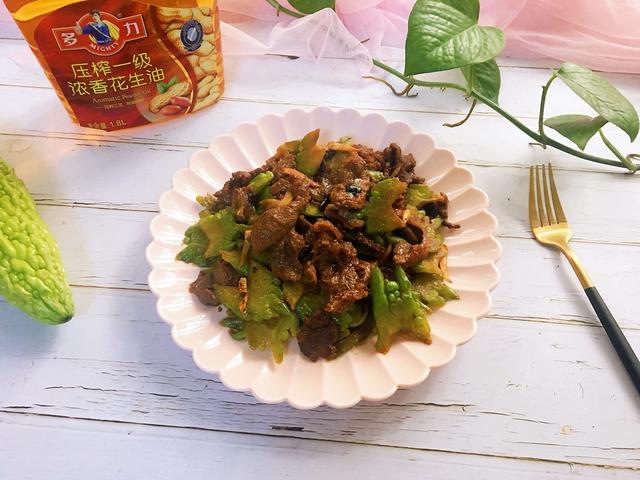 冬天多吃牛肉，滋补身体还御寒，用凉瓜炒，好吃不油腻