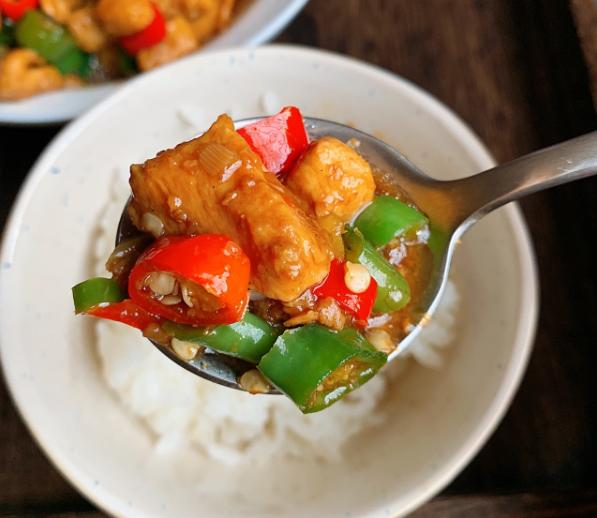 超下饭辣椒炒鸡丁，10分钟搞定，不老不柴好吃营养