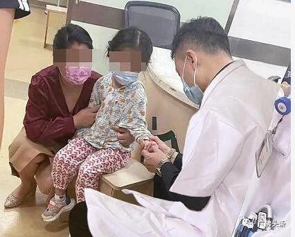 孩子|4岁女童玩着橡皮筋睡着了，险些面临截指……