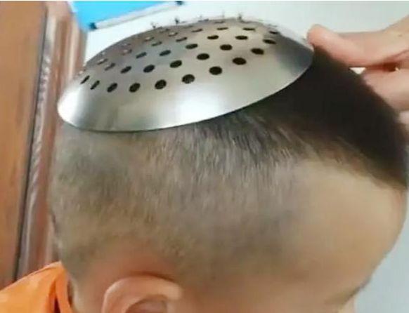 【你的育儿经】老师举行“发型比赛”，妈妈帮女儿设计发型，网友：欲赢先绿头