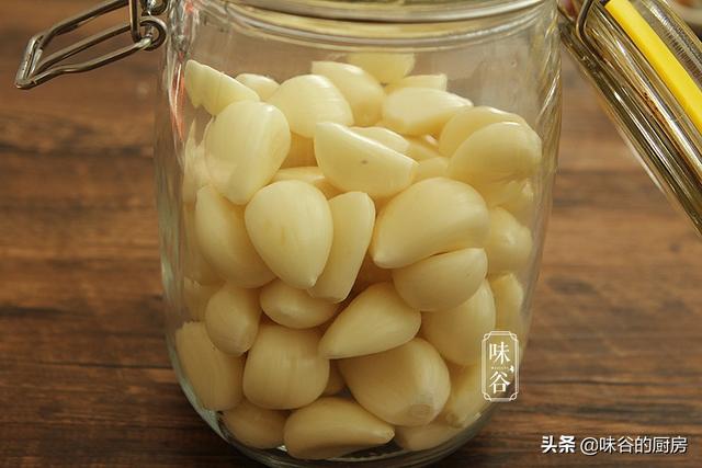 腌腊八蒜，只加醋是不够的，多加“两样”，2天就变绿，又脆又香