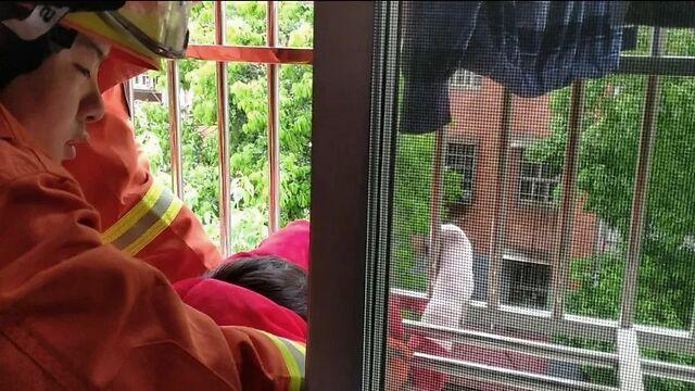 「中国经济网」惊险！3岁女童头部被卡防盗窗，身体悬空，家长千万要注意