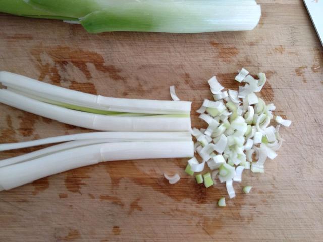 爱吃牛肉馅饼不用去买，按照此法自己做，薄皮大馅不油腻